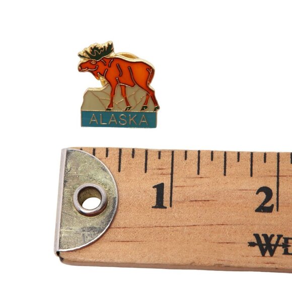 Vintage Alaska Enamelled Pin USA Moose Outdoors Metal Gold Lapel Souvenir - Picture 3 of 3
